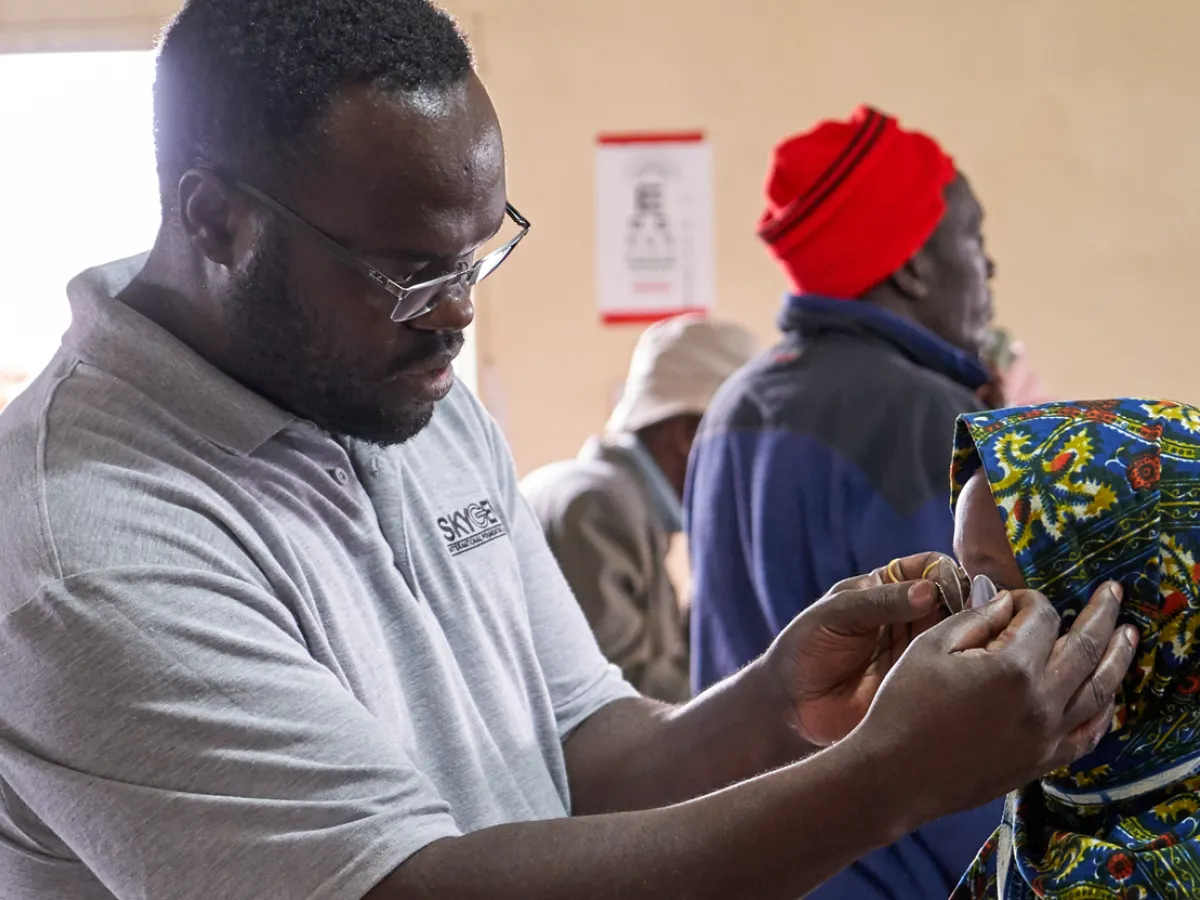 girlgettingglassesfit